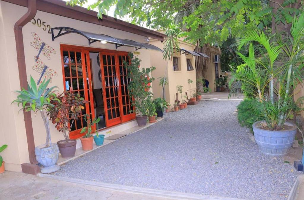 Francistown House | Crown Bed & Breakfast