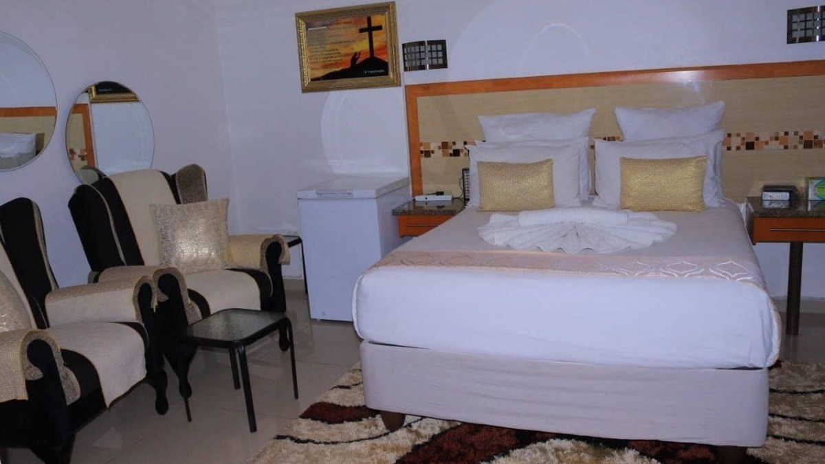 Francistown House | Crown Bed & Breakfast