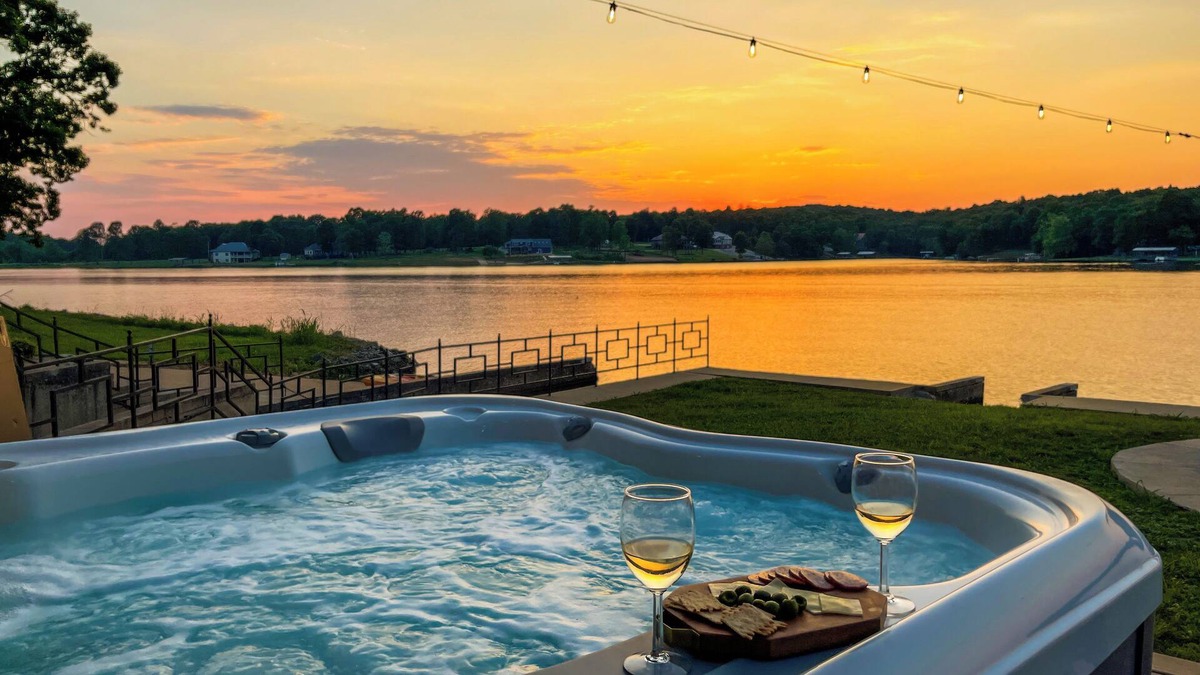 Horseshoe Bend House | Crown Lake Moat House - 3 Ensuite Bedrooms, Lakefront w hot tub and much more!