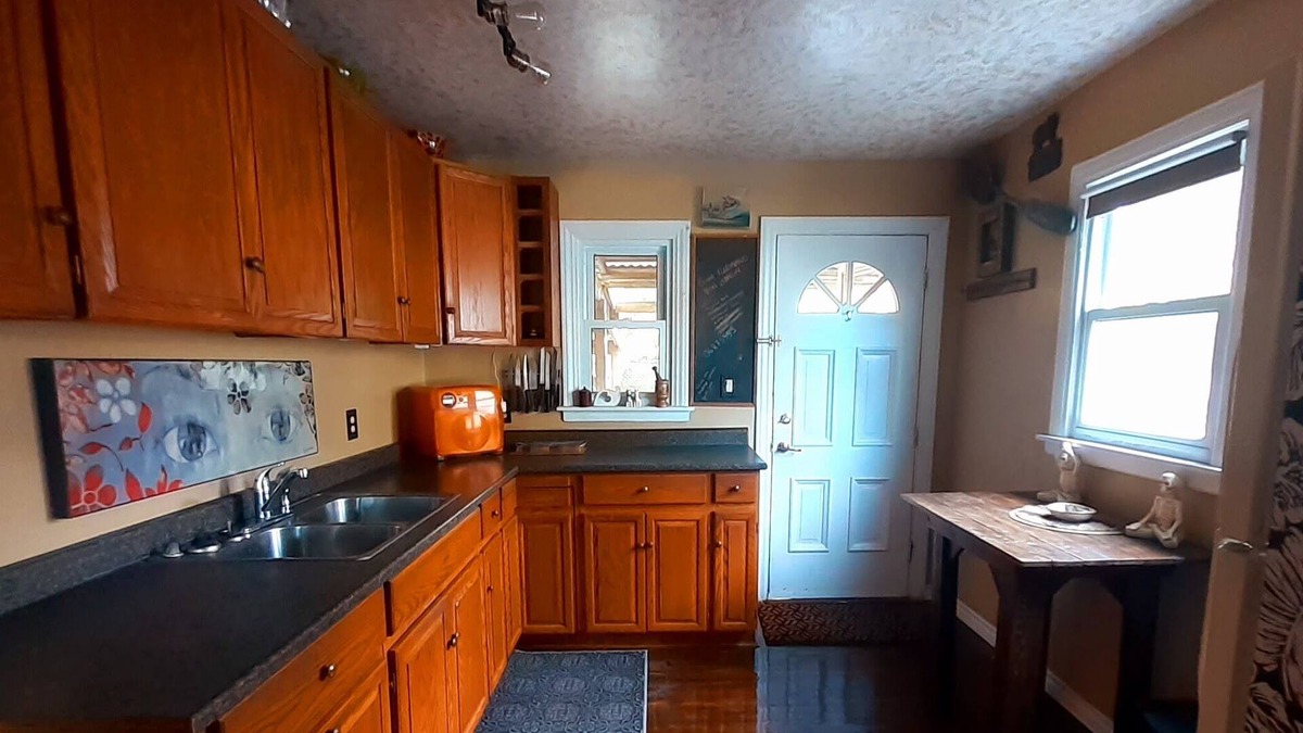 North End House | Crows - 2 storey home, 3 bedrooms + basement laundry