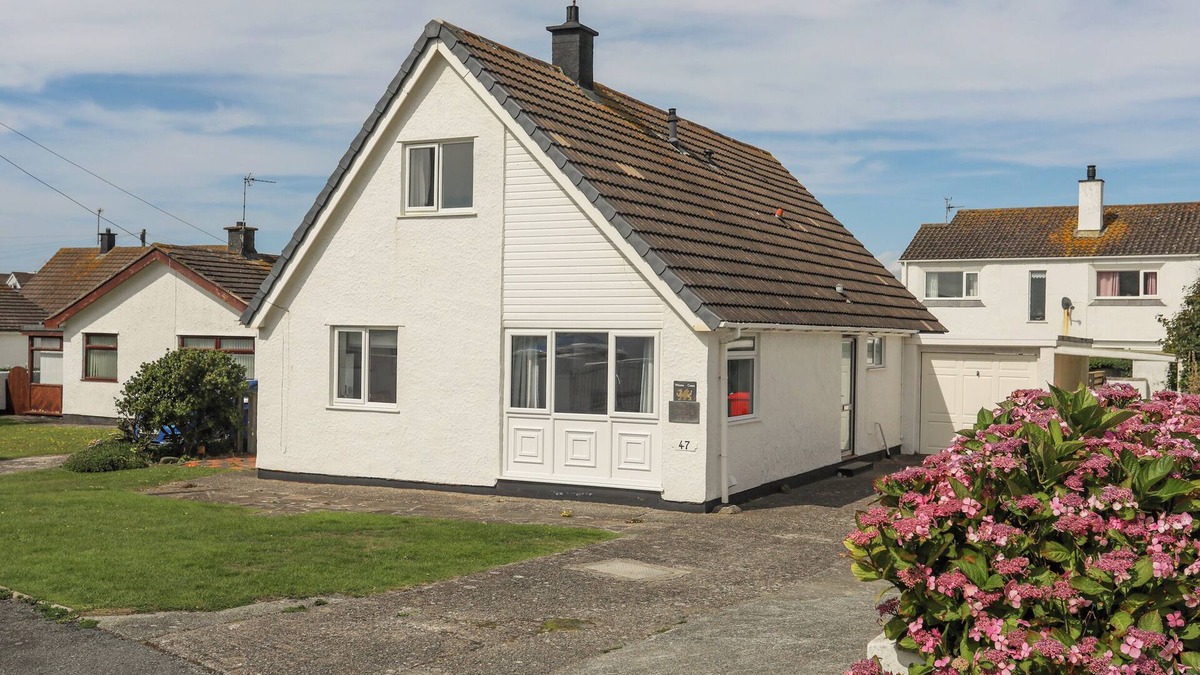 Rhosneigr Cottage | CROWS NEST - RHOSNEIGR, pet friendly, with a garden in Rhosneigr