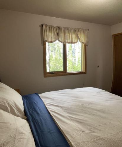 Crowsnest Pass House | Crowsnest River Chalet - Deer