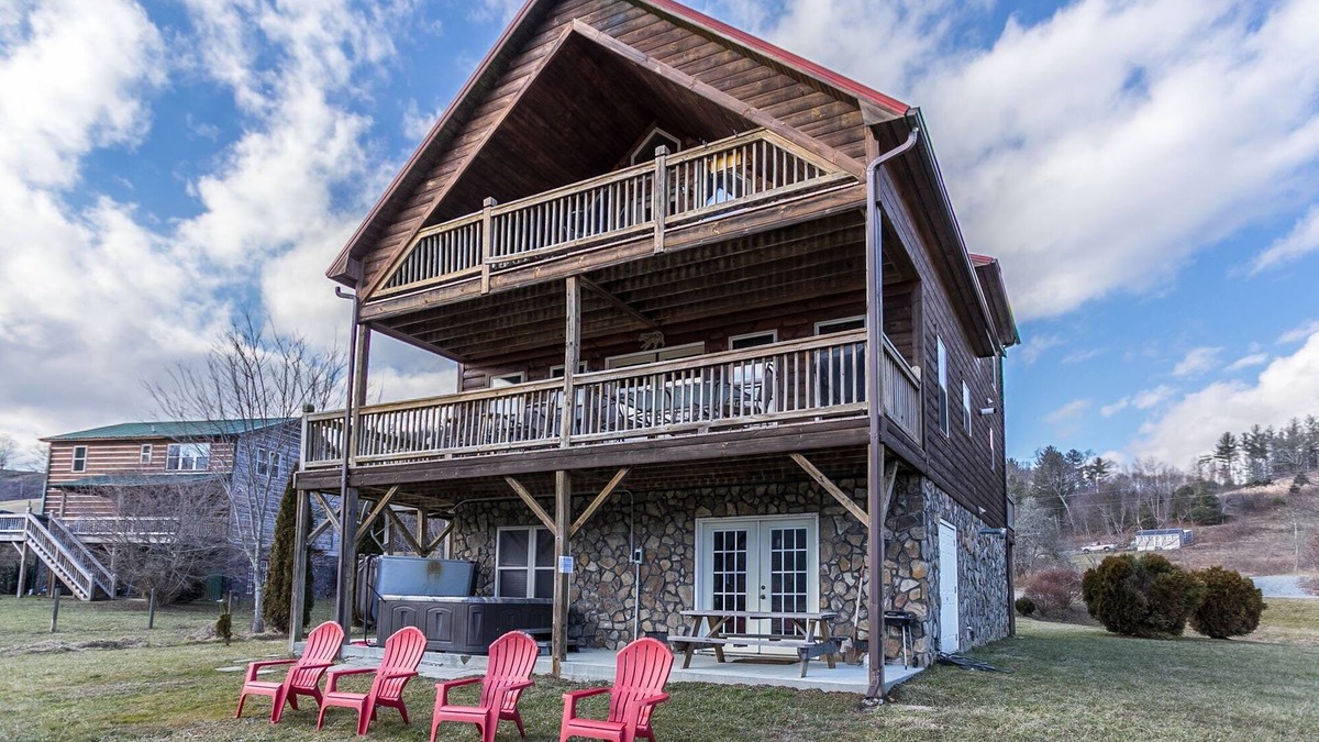 Deep Gap Cabin | Cruizin River Dreams- River front, fire-pit, hot tub