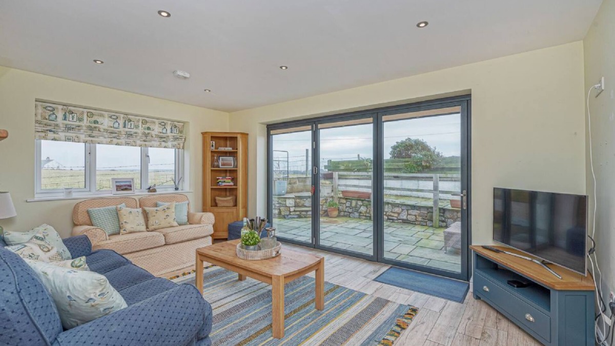 Rhosneigr Cottage | Cryd Y Nant - a bungalow that sleeps 6 guests in 3 bedrooms