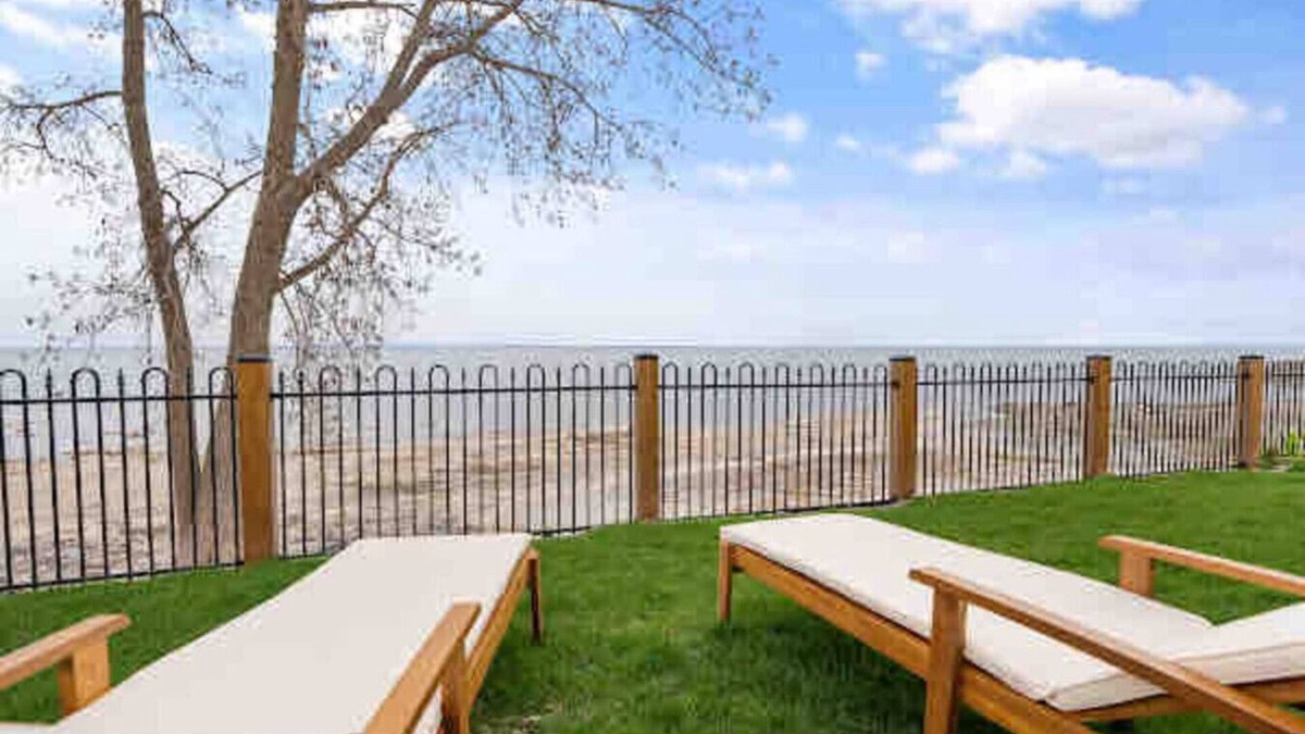 Crystal Beach House | Crystal Beach Executive Waterfront Lakehouse