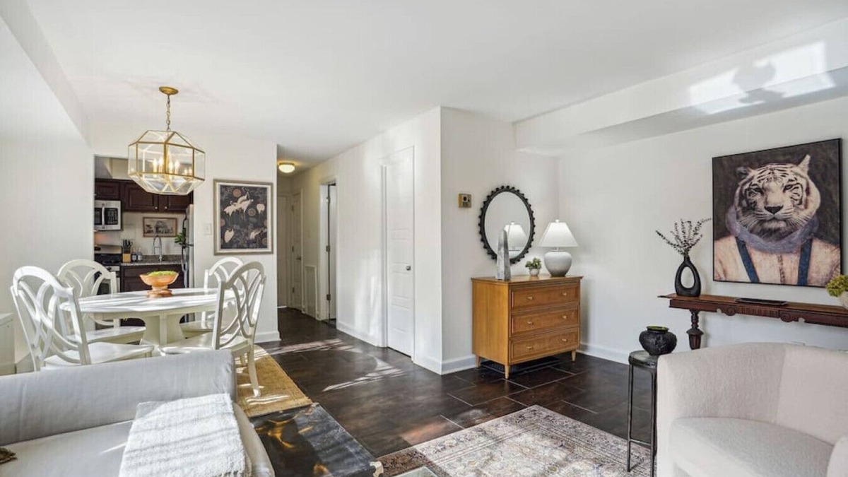 Aurora Highlands Apartment | Crystal City Boutique Flats/Free Parking