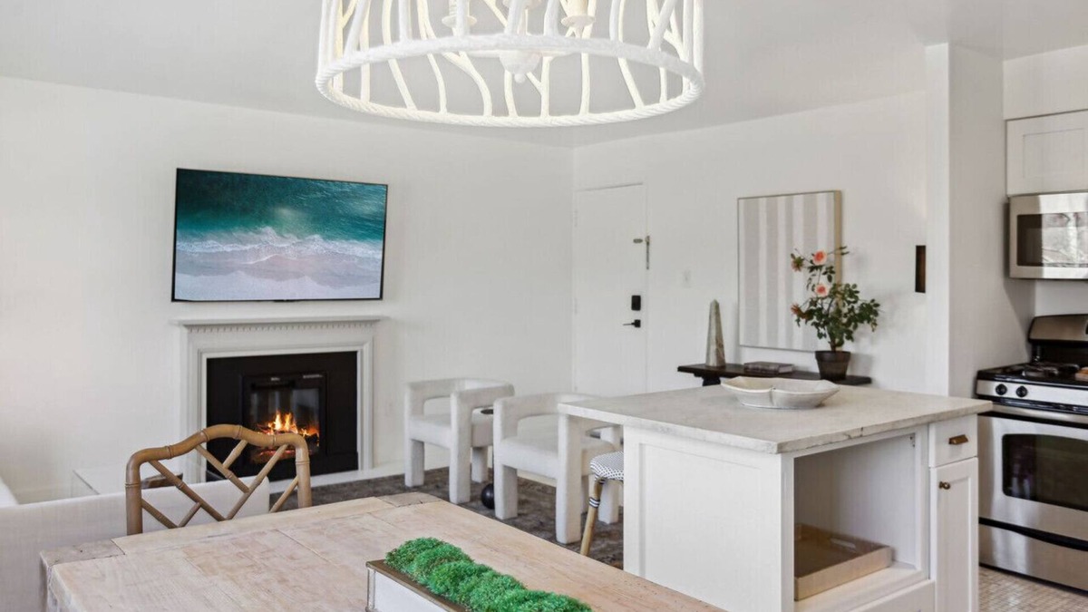 Aurora Highlands Apartment | Crystal City Boutique Flats 2BR/Free Parking 204