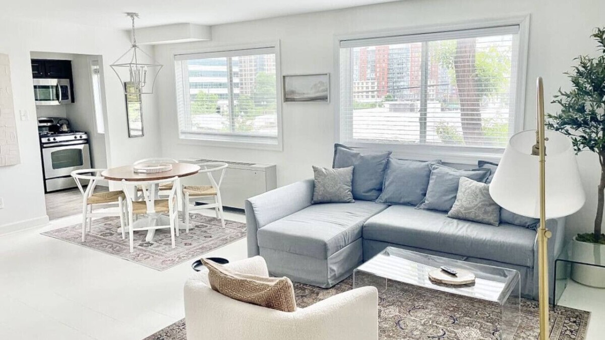 Aurora Highlands Apartment | Crystal City Boutique Flats/Free Parking