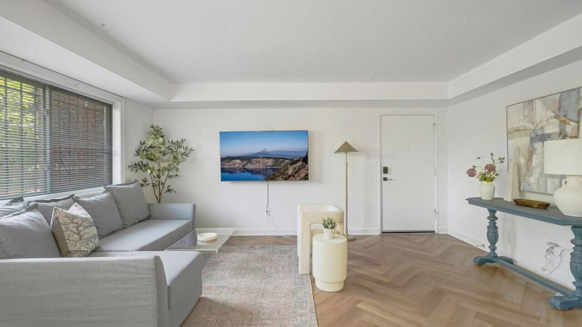 Aurora Highlands Apartment | Crystal City Boutique Flats/Free Parking 101