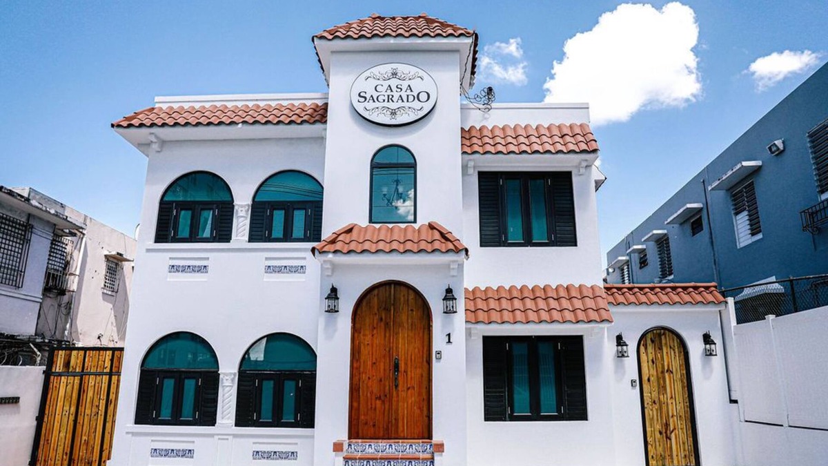 Sagrado Corazon Apartment | CS5- Preserved Colonial 1BR with High Ceilings- Sleeps 2
