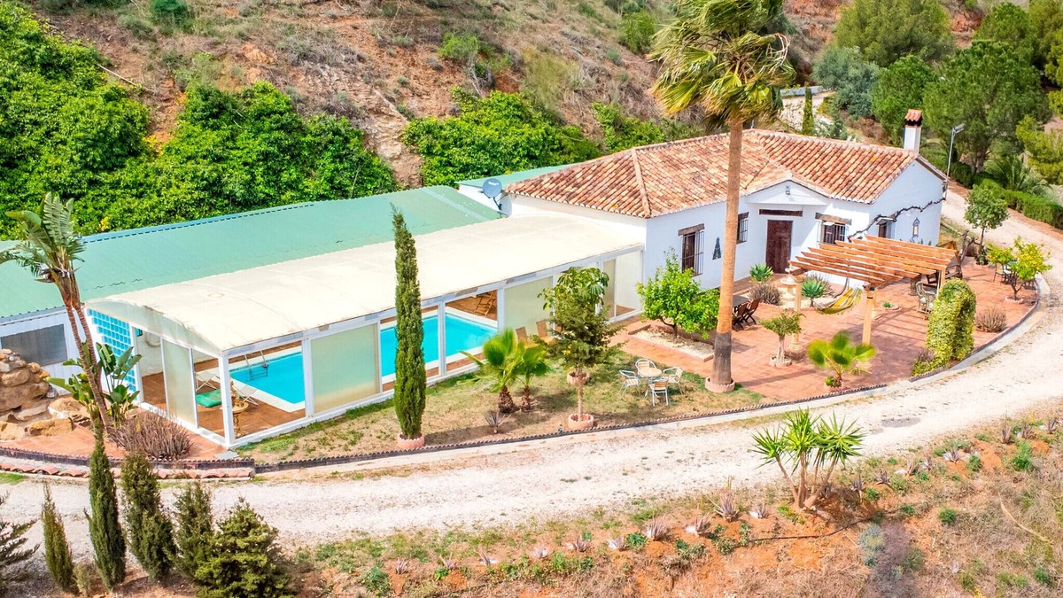 Casabermeja Cottage | Cubo's Cubo's Casa Buena Aventura Pool / private pool / views
