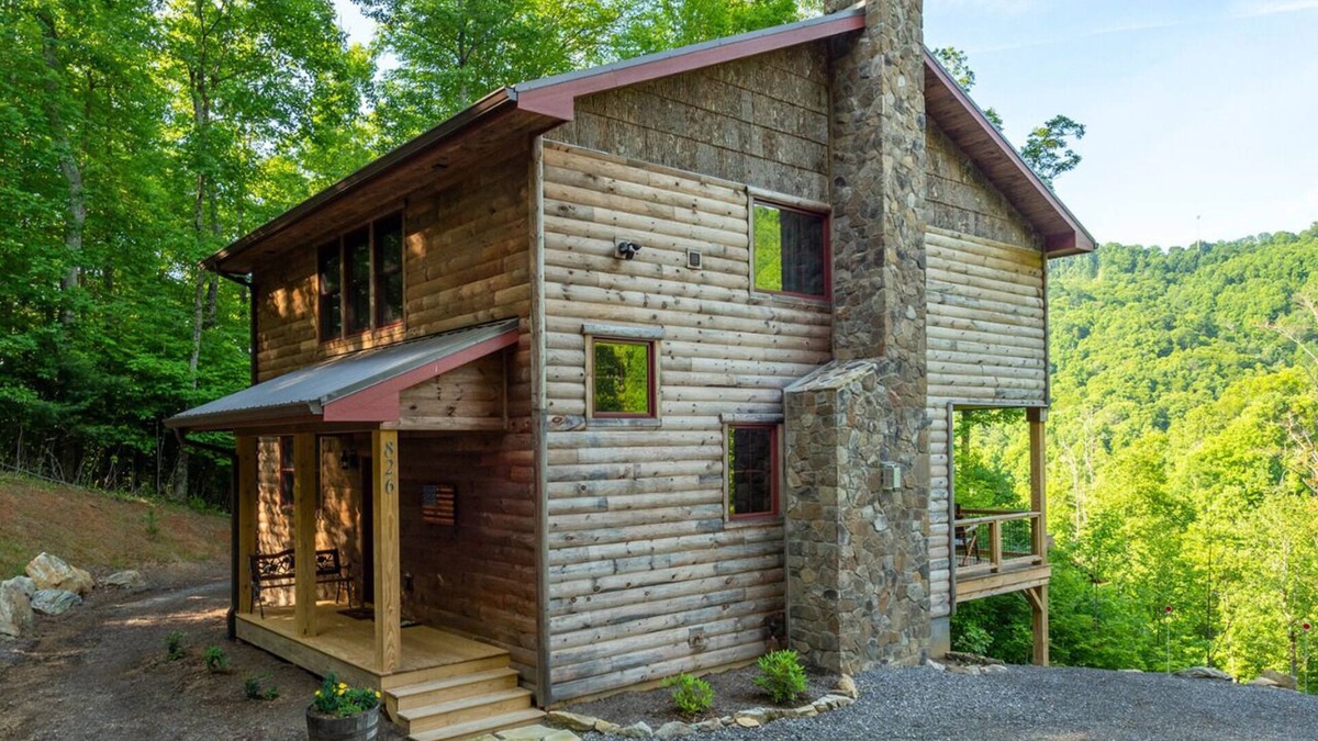 Mars Hill Cabin | Cubs Den Cabin Deck, Fire Pit and Year round Mountain Views!