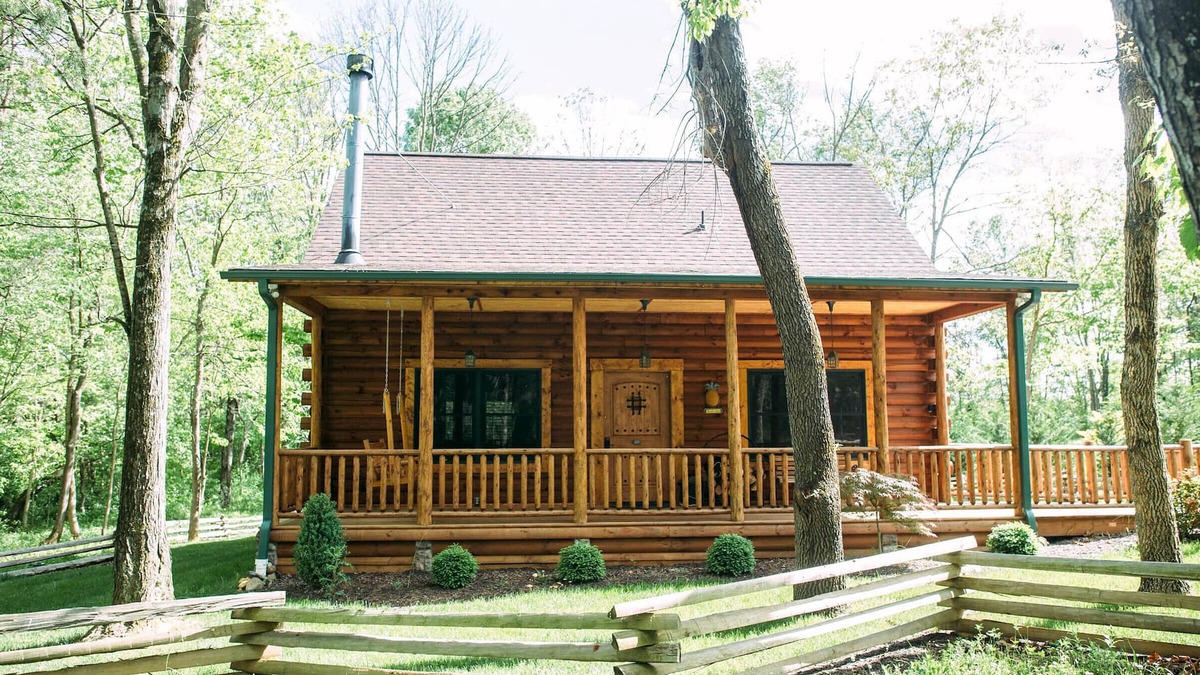 Shenandoah Cabin | Cuddly Cub Luxury Cabin with Hot tub, wifi and wood burning fireplace