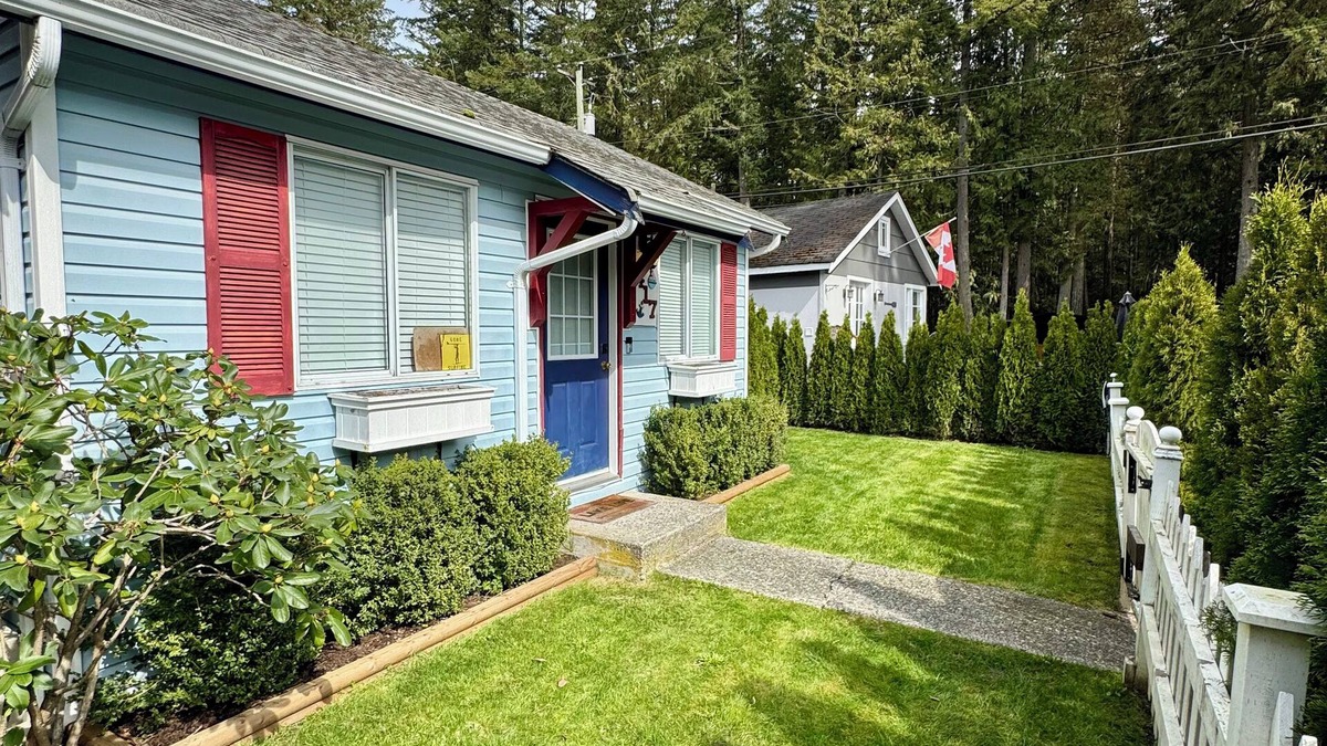 Cultus Lake House | Cultus Lake Blue Beach Bungalow