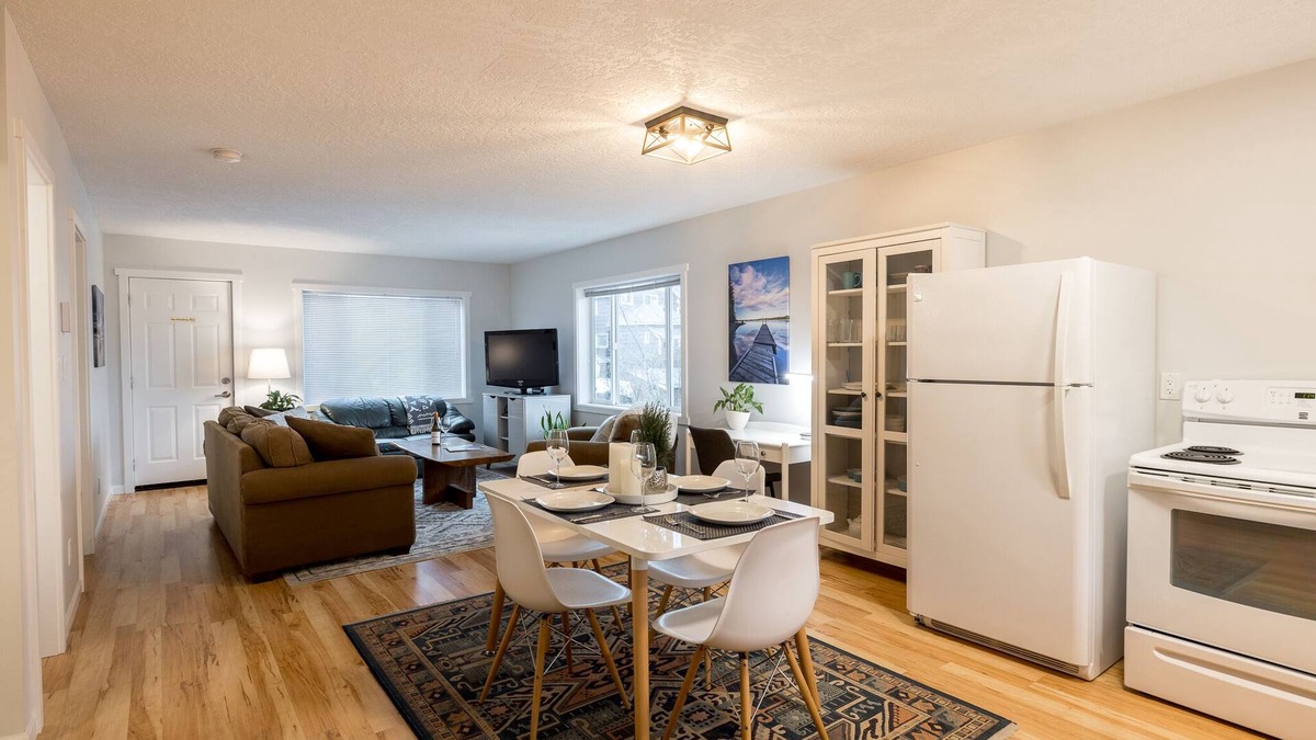 Cumberland Apartment | Cumberland Guesthouse ~ Bright 2 Bedroom Suite-B