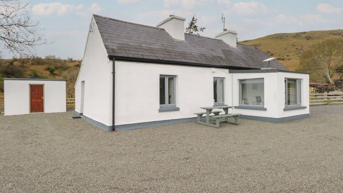 Finny Cottage | CUMMER COTTAGE, family friendly in Clonbur, County Galway
