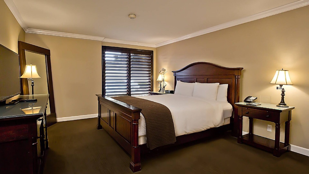 Cupertino Hotel | Cupertino Hotel, Fireplace Parlor King, Free Breakfast, Onsite Pool!