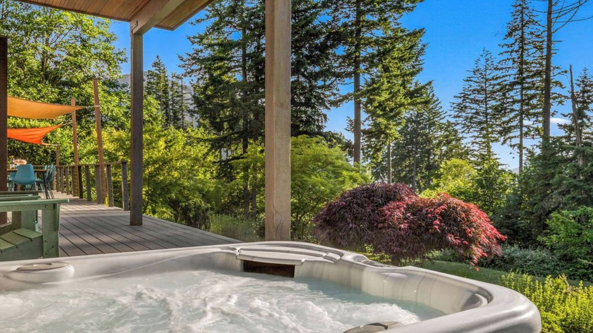Stevenson House | Curated art, luxe linens & indoor-outdoor fireplaces.
