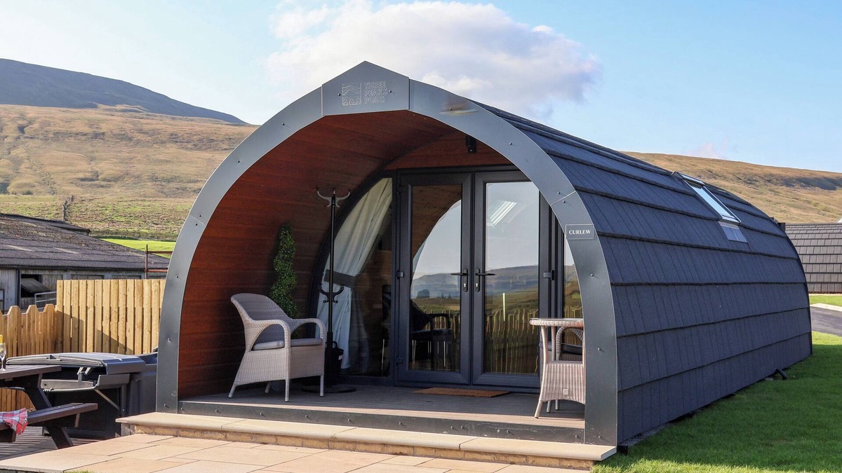Yockenthwaite Cottage | CURLEW, family friendly, with hot tub in Ingleton