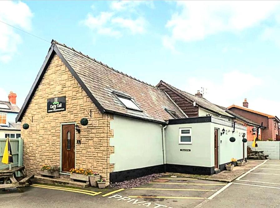 Bishops Castle Hotel | Curly Tail Accommodation