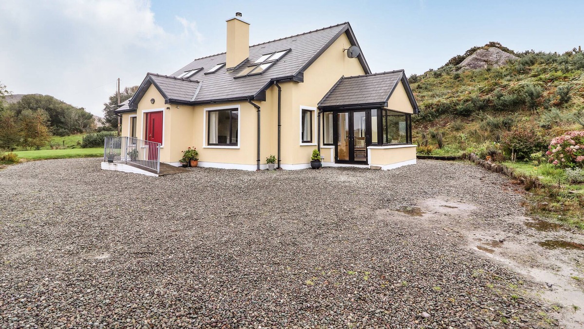 Lauragh Cottage | CURRAHA, pet friendly, with open fire in Lauragh, County Kerry