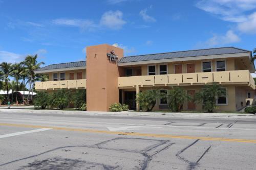 Hollywood Lakes Hotel | Curtis Inn & Suites