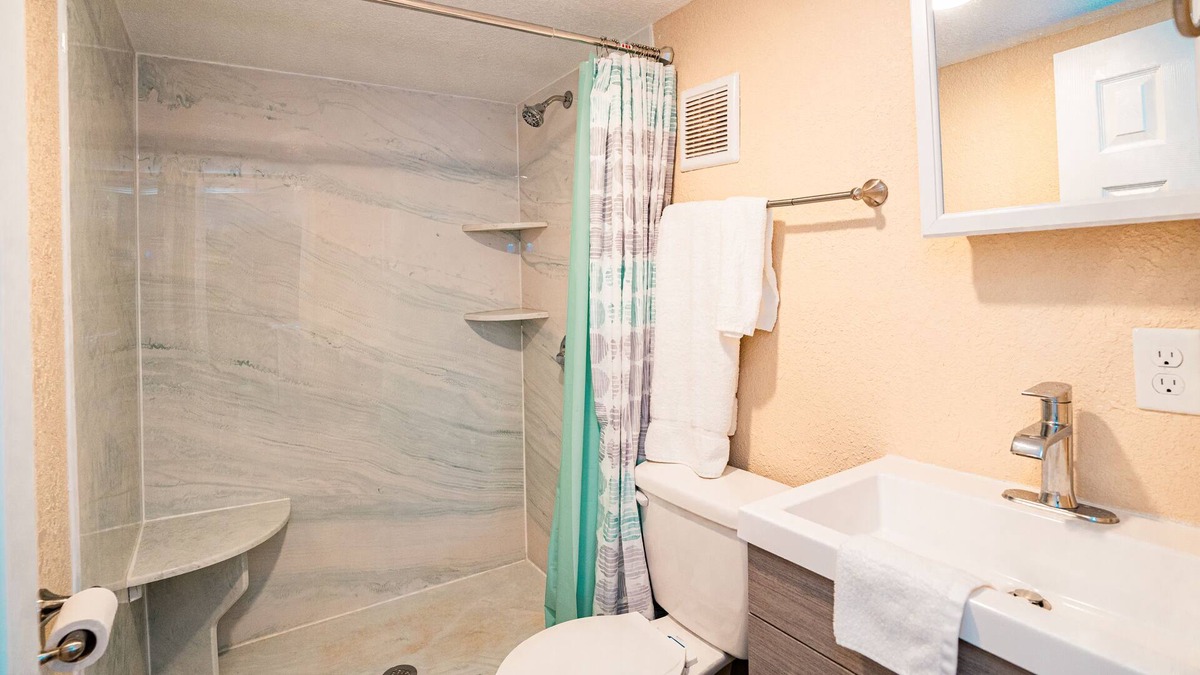 Brazoria Cabin | Custom 3 bedroom cabin w/ stone walk-in shower - Close to the San Benard River