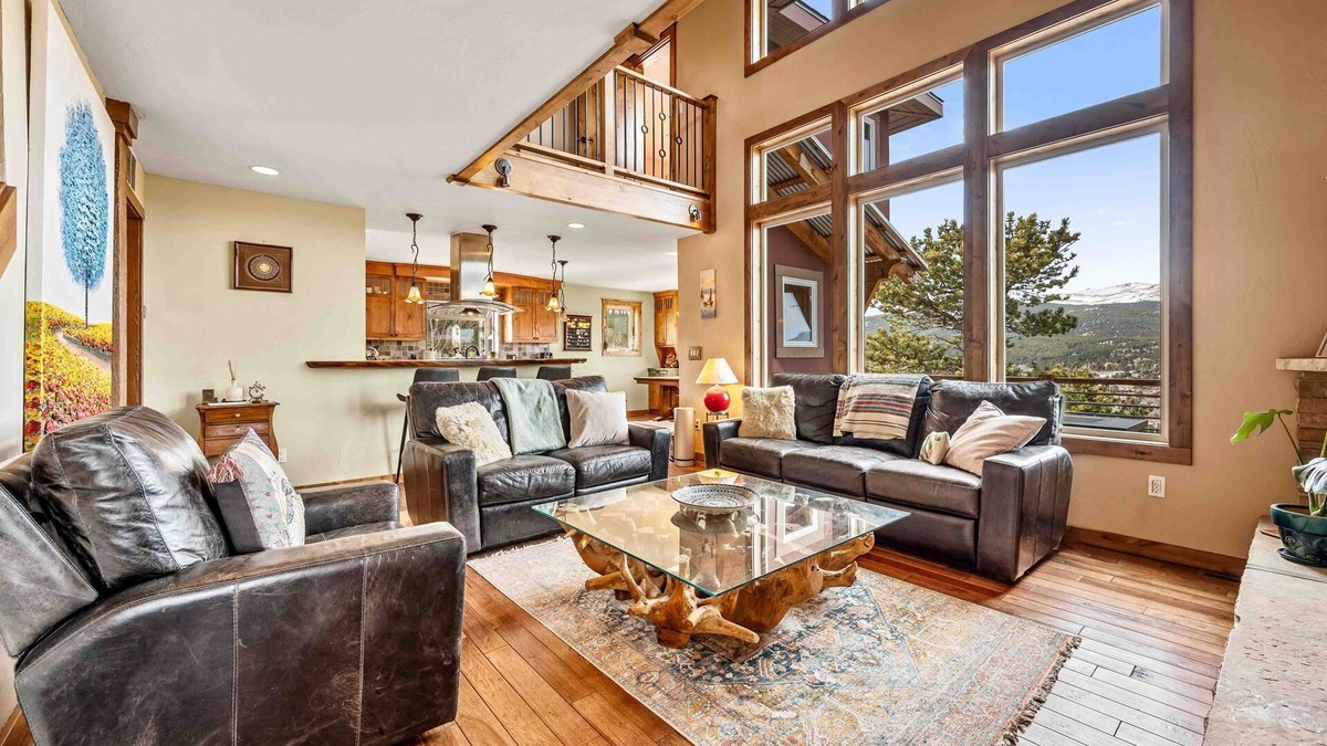 Nederland House | Custom 4 bdrm, 3 min to DnTwn Nederland, Sleeps 8, 10 mins to Skiing, Hot Tub
