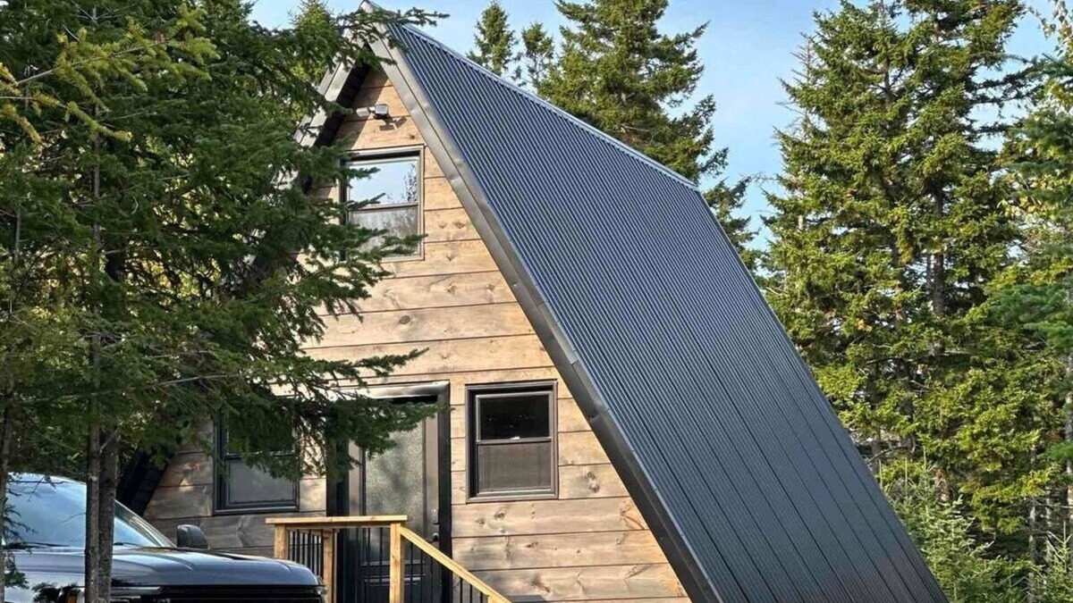 Clifton Royal Cabin | Custom-built Aframe cabin! With hot tub, fire pit, and lake access!