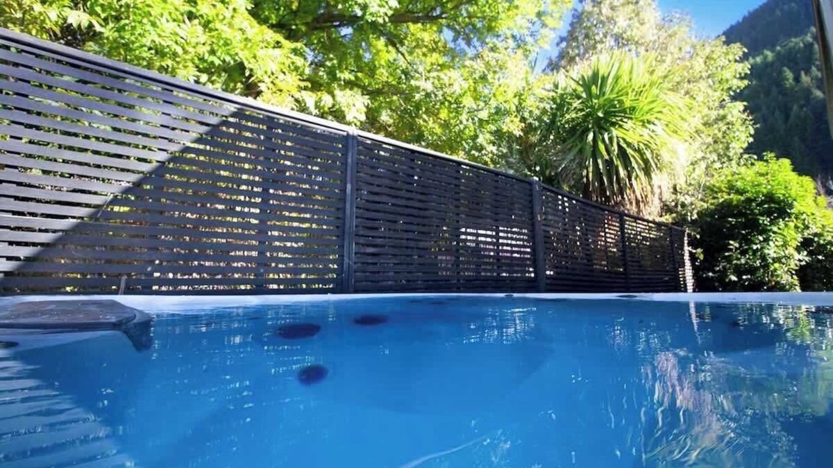 Queenstown Apartment | Custom Cabin - In Town - Hot Tub - Super King Bed