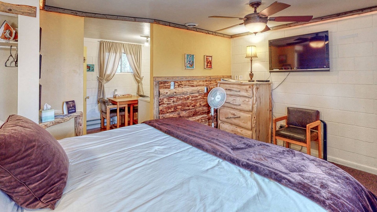 Cedaredge Cabin | Custom cabin with magnificent shared amenities