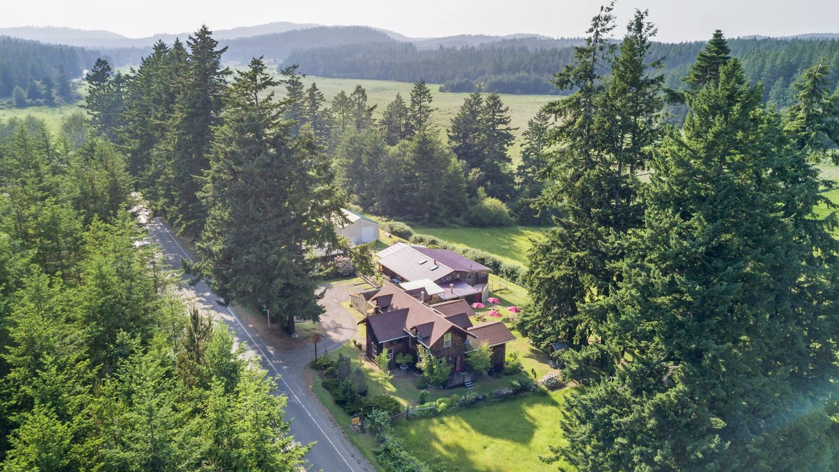 Friday Harbor House | Custom Crafted Unique Home~ FABULOUS group lodging ~ 1.3 miles from Harbor
