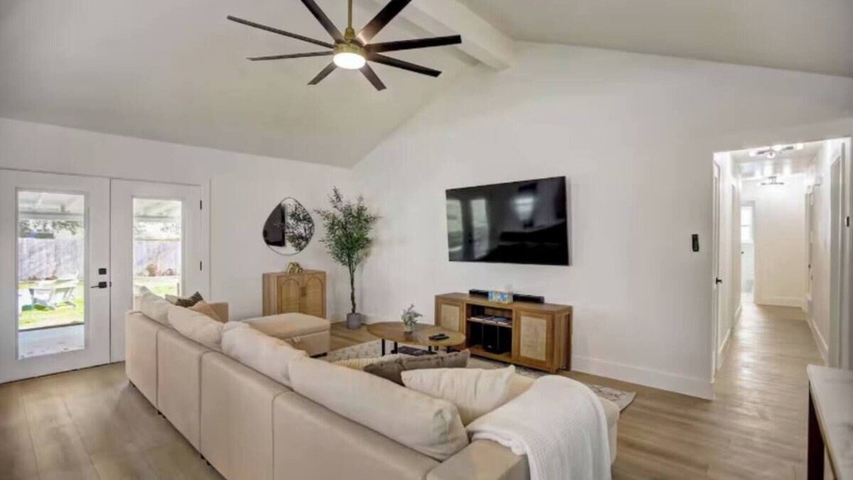 North Austin Civic Association House | Custom Designer Home. Sleeps 9. Close to domain Q2