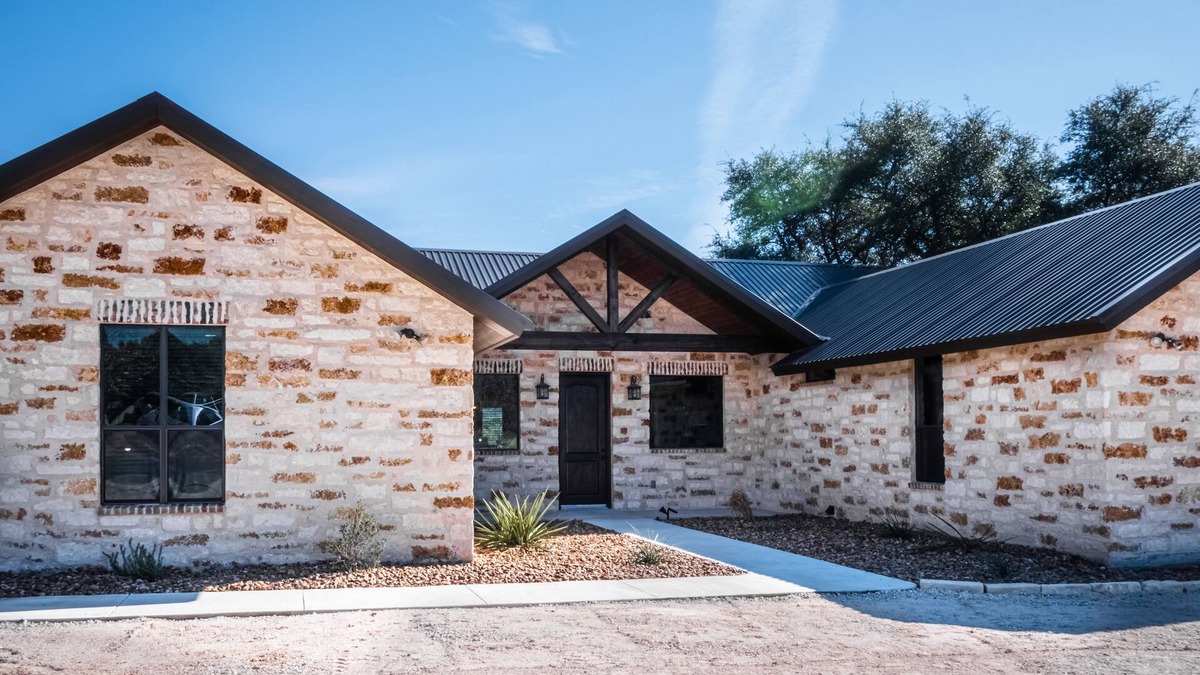 Sabinal House | Custom Home with high end finishes, located in the beautiful Golf Course