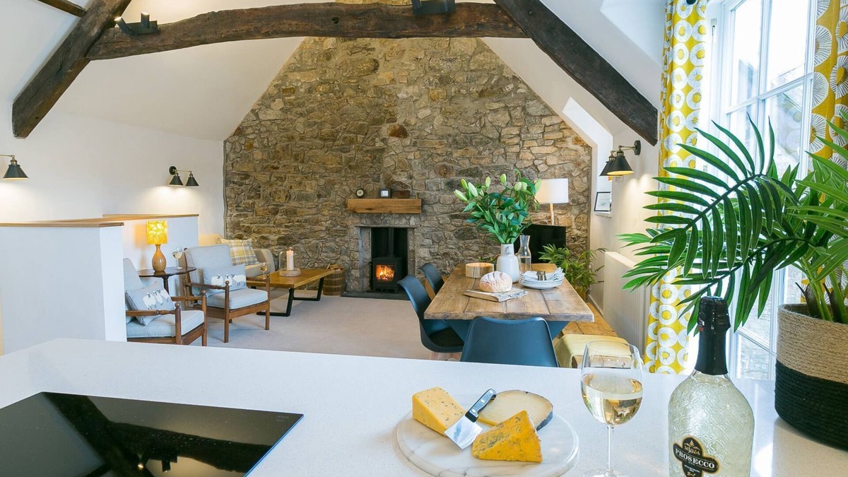 Beaumaris Cottage | Custom Mews - a near a pub that sleeps 4 guests in 2 bedrooms