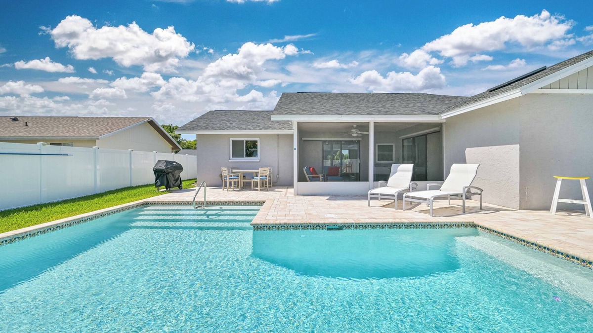 San Carlos Park House | Custom Pool! Tiki Bar | Private Yard ~ Enjoy SWFL
