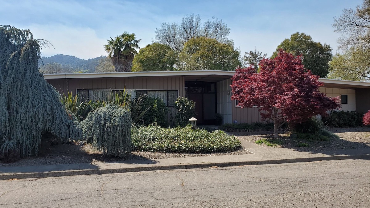 Ukiah House | Custom Redwood Mid-Century Modern home on quiet street near downtown