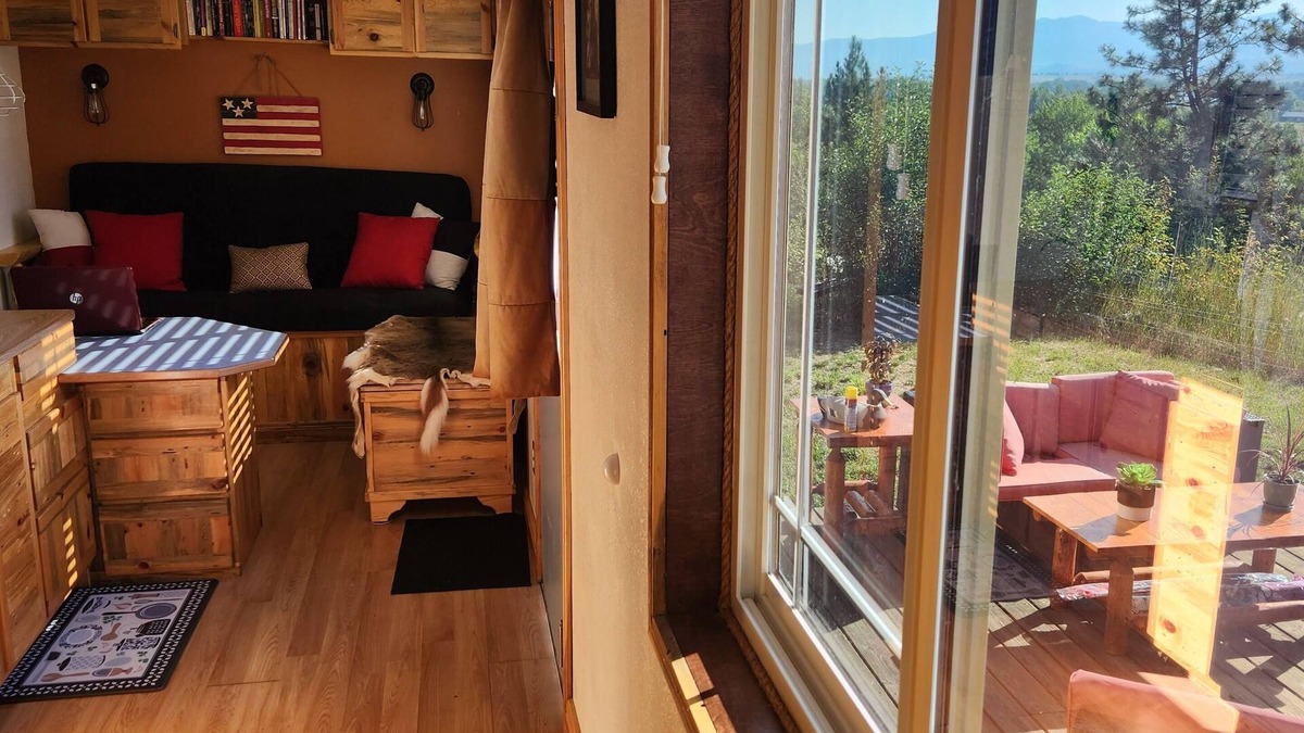 Grantsdale Cabin | Custom tiny house with an awesome view.nClose to Hamilton and Darby