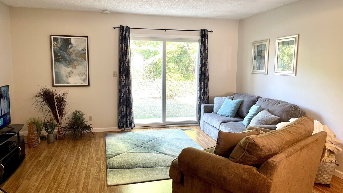 Lincoln House | Cute 3br & 3ba areas, backs to Hike-Bike Tr and mins to SouthPointe & downtown