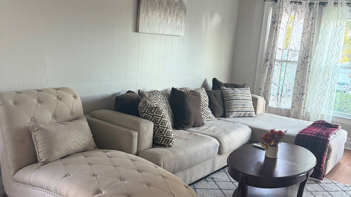 Buffalo House | Cute 3BR Upper Unit Home in South Buffalo near downtown
