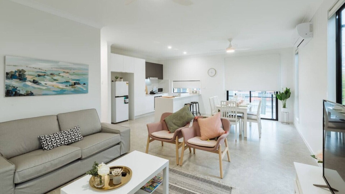 Southport House | Cute and Cosy Townhouse, Central GC location