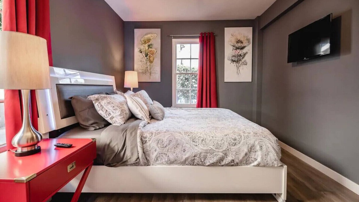 NoHo Arts District House | CUTE AND COZY 1-BEDROOM HOME IN NOHO ARTS DISTRICT (p21)