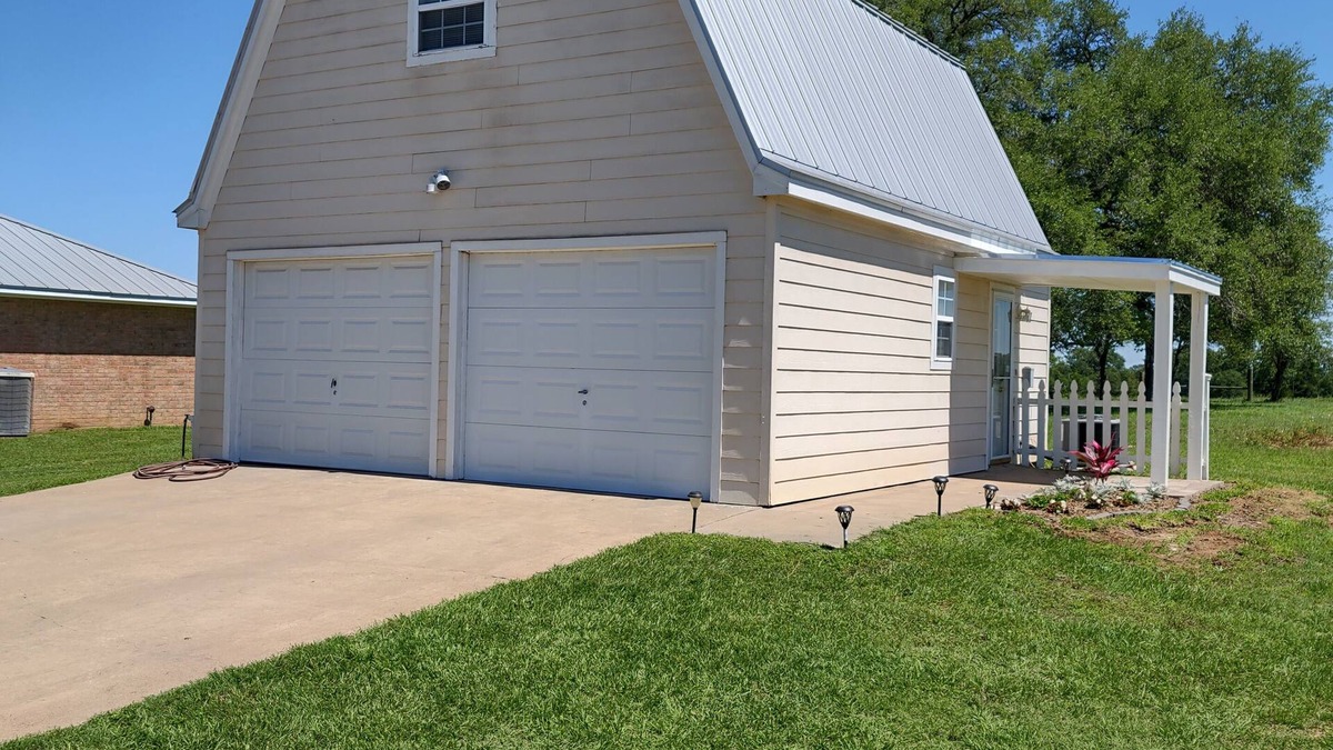 Brenham House | Cute barn style 2-story BnB, between Brenham and Round Top! Great farm views!