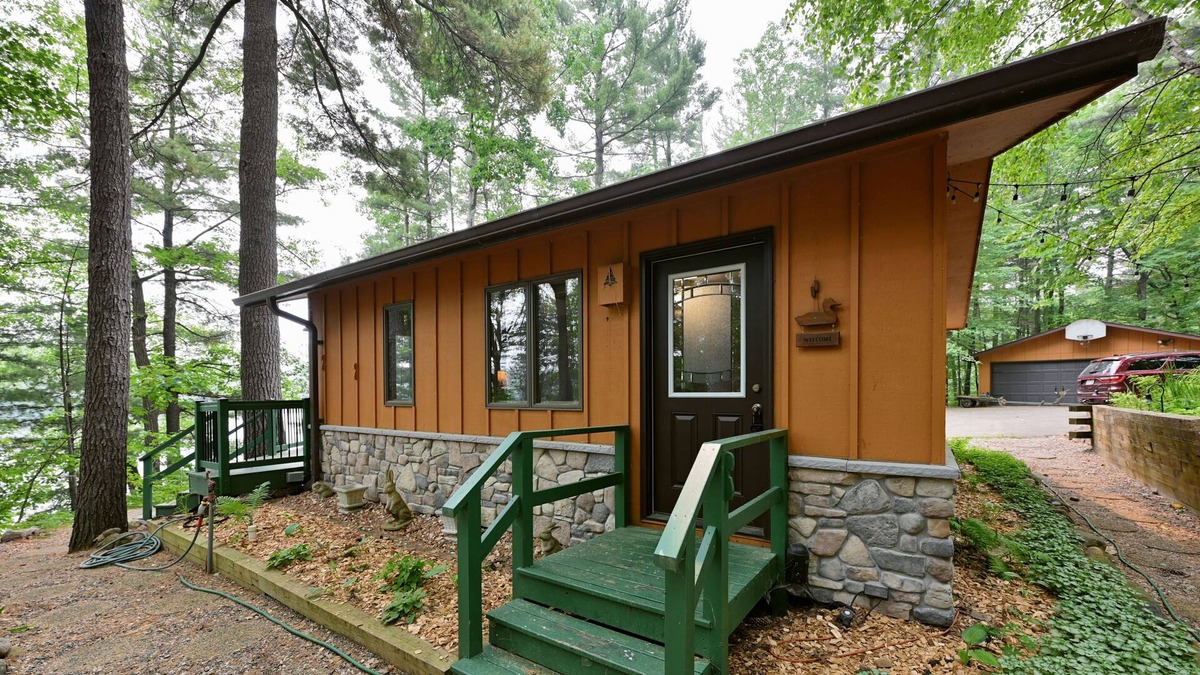 Hayward House | Cute cabin conveniently located between LCO and Grindstone on Johnson Lake.