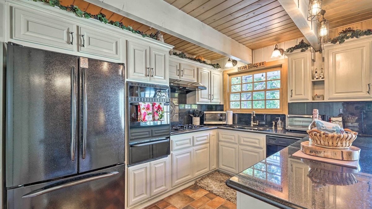 Cedar Glen Cottage | Cute Cabin + Deck < 2 Mi to Lake Arrowhead Village