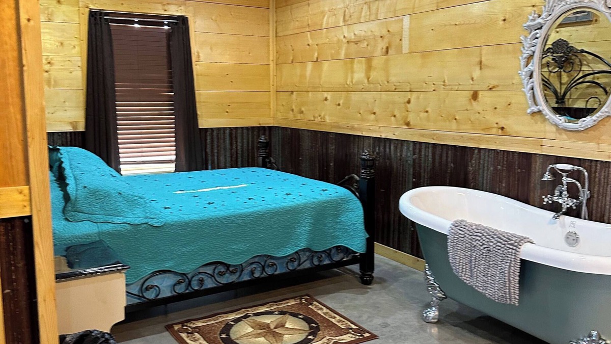 Bryson Cabin | Cute cabin with rustic vibe, pretty view and fishing!