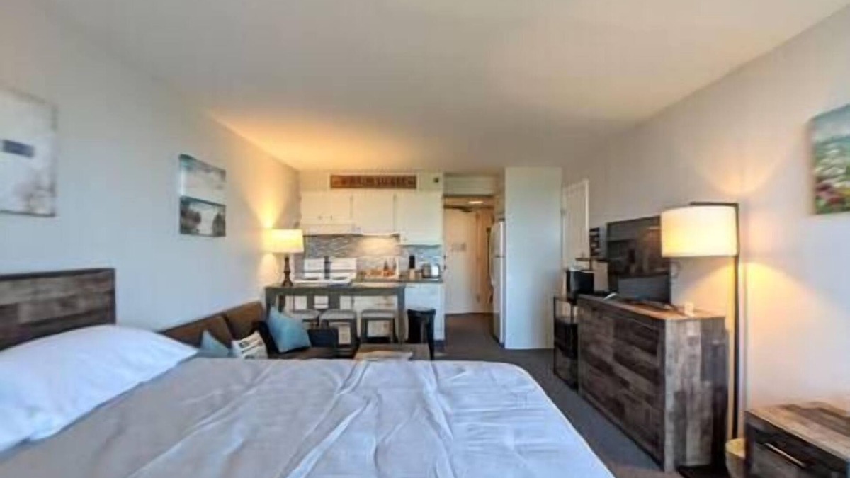 Weirs Beach Apartment | Cute Cedar Lodge Studio with Balcony & Lake Views!