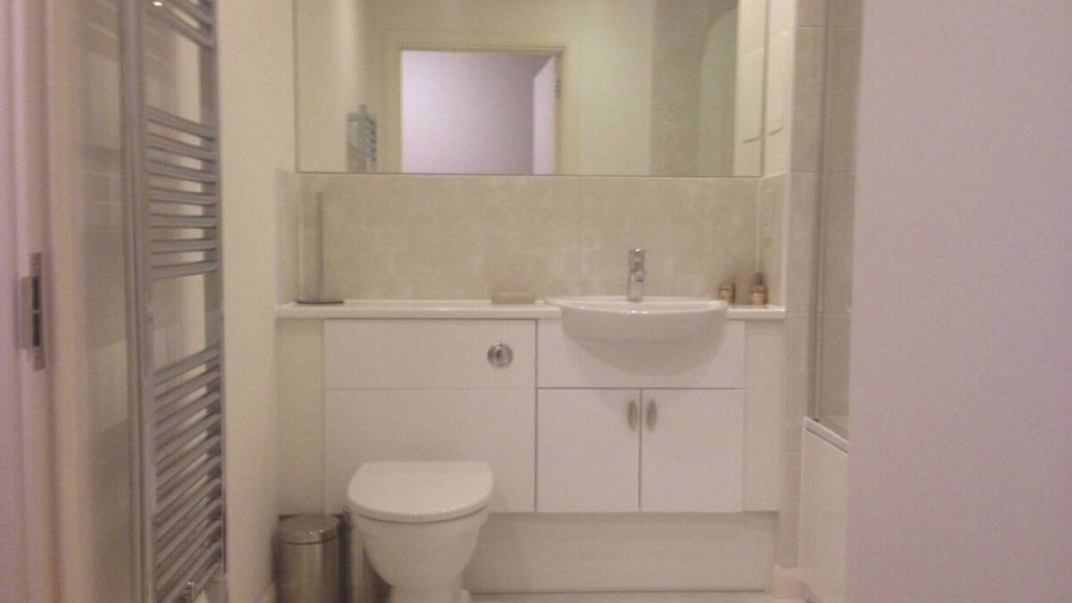 Southall Green Apartment | Cute, clean apartment with WiFi, 15 minutes away from Central London