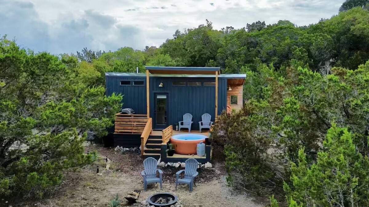 Valley Mills Cabin | Cute clean cabin with views, hot tub, deck, grill - near Waco, TX