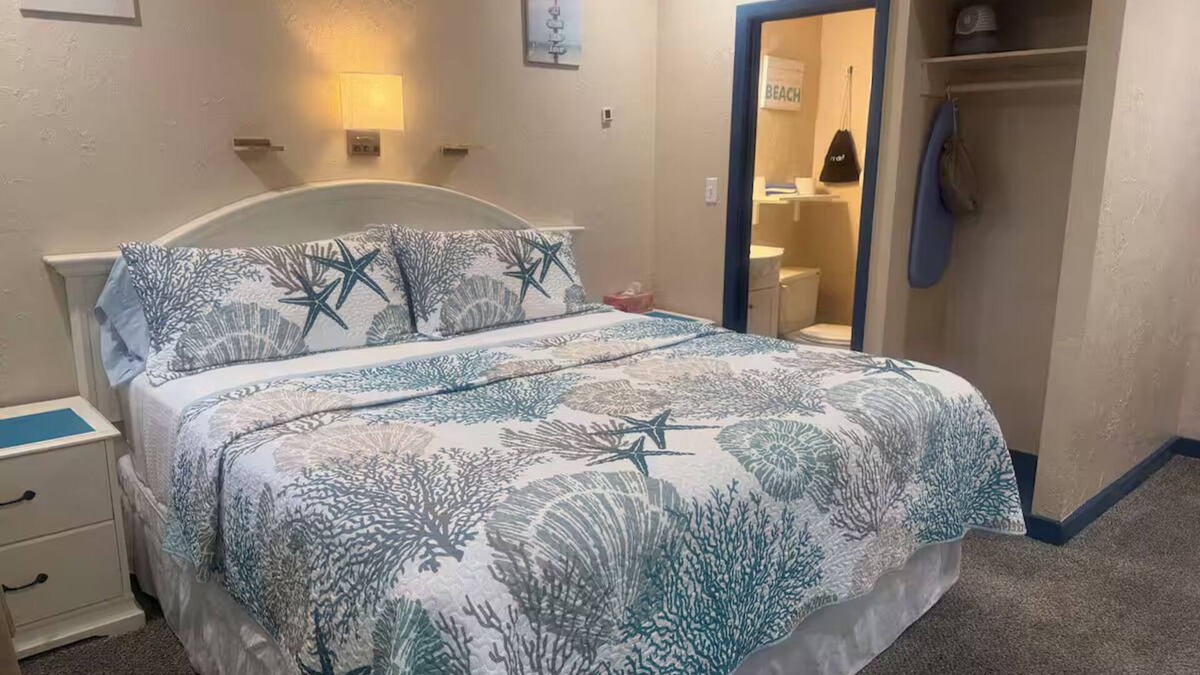 Buzzards Bay Hotel | CUTE, CLEAN KING BED & PRIVATE BATH/WALK TO MAIN ST./EXTENDED STAY